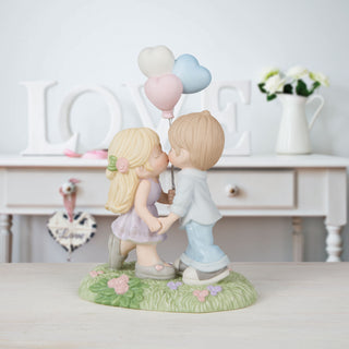 Precious Moments: Couple With Balloons Figurine sparkle-castle