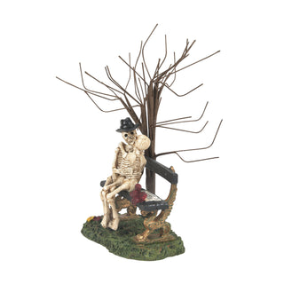 Department 56 Village Supply Halloween: Kiss Of Death sparkle-castle
