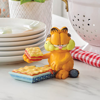 Jim Shore Garfield: Garfield with Dish of Lasagna Figurine sparkle-castle